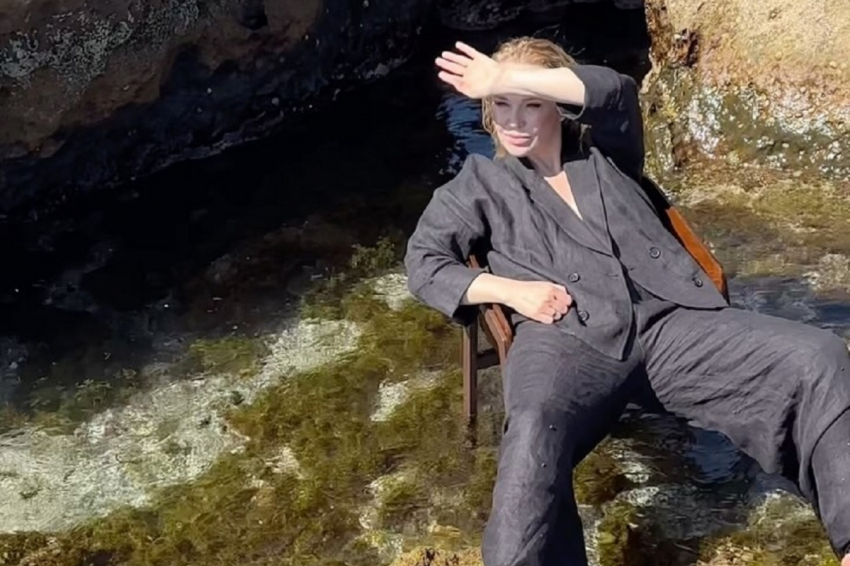 Джанабаева снялась с обнаженной грудью на берегу моря, но столкнулась с критикой