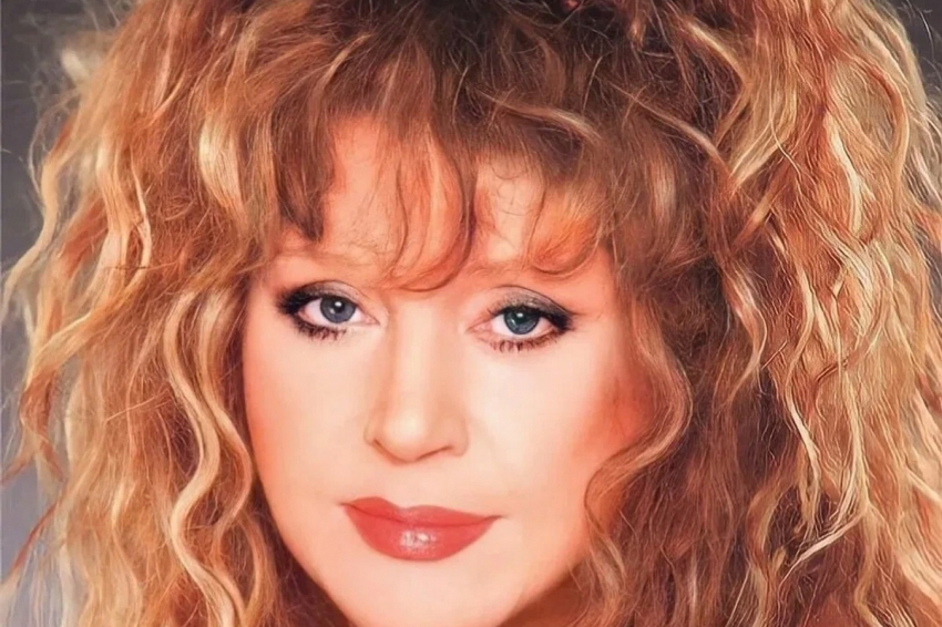 Пугачеву в кожаных лосинах и с колтуном на голове сфотографировали на концерте «ДДТ»