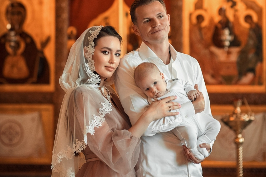 Тарасов и Костенко впервые показали фото 3-месячнего малыша после крещения
