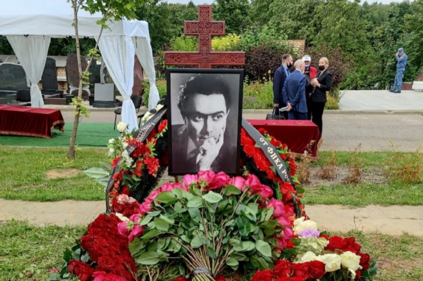 Стало известно, как выглядит могила «главного цыгана» Николая Сличенко