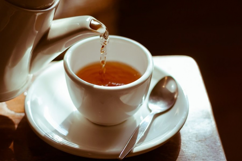 Новый взгляд на вчерашний чай: эксперты предупреждают о рисках