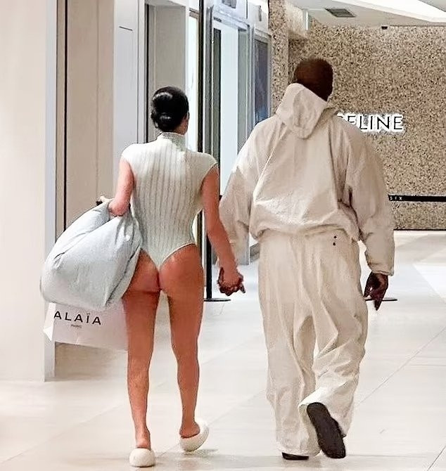 Бьянку Цензори в боди со стрингами сняли с Канье Уэстом на шопинге в Токио