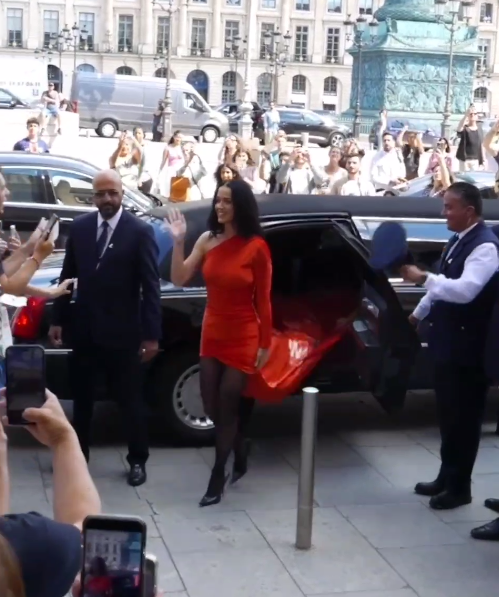 Певица Кэти Перри появилась на Неделе высокой моды в платье с 182-метровым шлейфом — креатив и пиар на «пятерку»