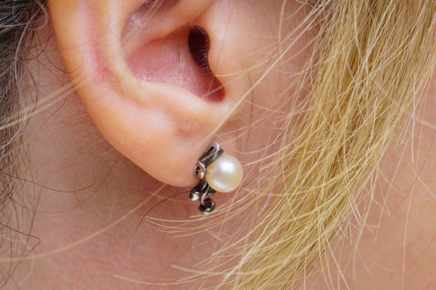 Исследователи из Англии назвали безопасный способ чистки ушной серы