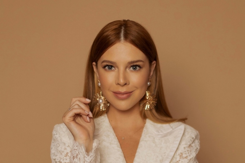 Подольская прошлась по пляжу и снялась в стильном купальнике