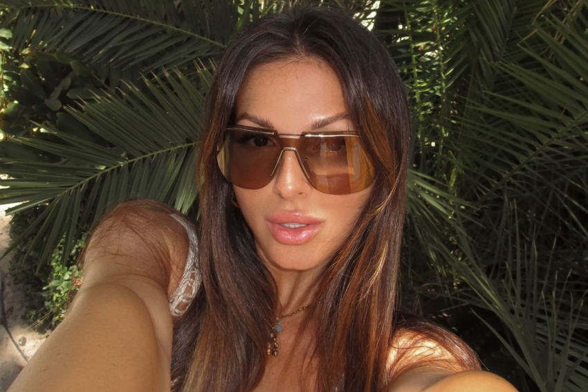 Расставшаяся с мужем певица Нюша снялась в бикини на пляже