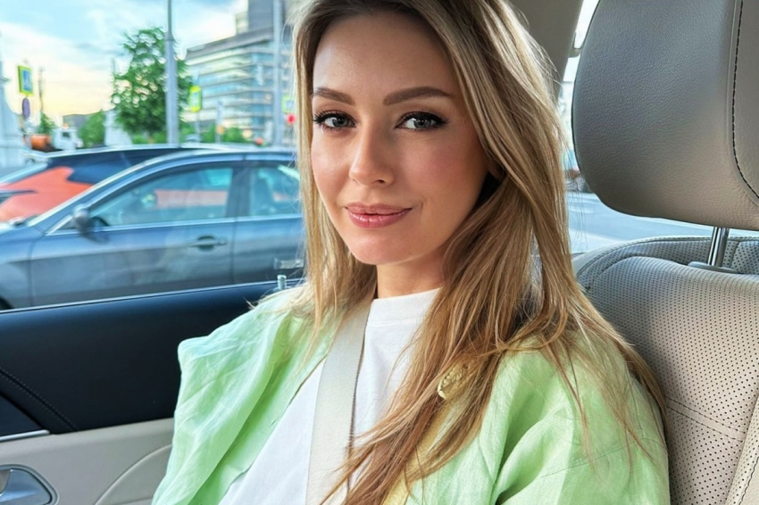 Евгения Лоза снялась в мини-юбке, порадовав фанатов длинными ногами