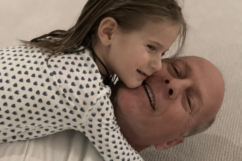 Деми Мур сняла на фото тяжелобольного Брюса Уиллиса с дочерьми Скаут и Эвелин