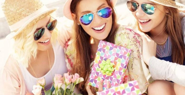 Картинки и красивые поздравления в День подруг, отмечаемый 1 августа 2024 года