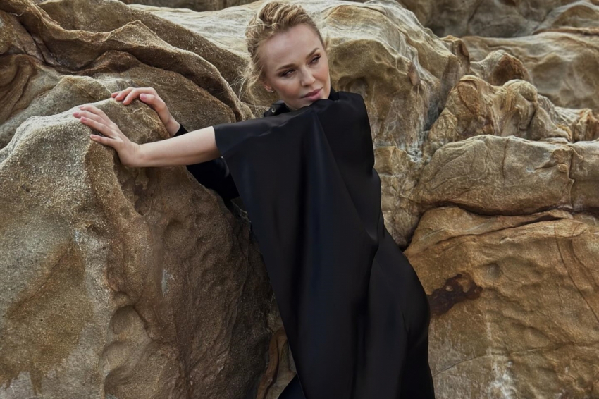 Полуголая 45-летняя Альбина Джанабаева снялась лежа под водой