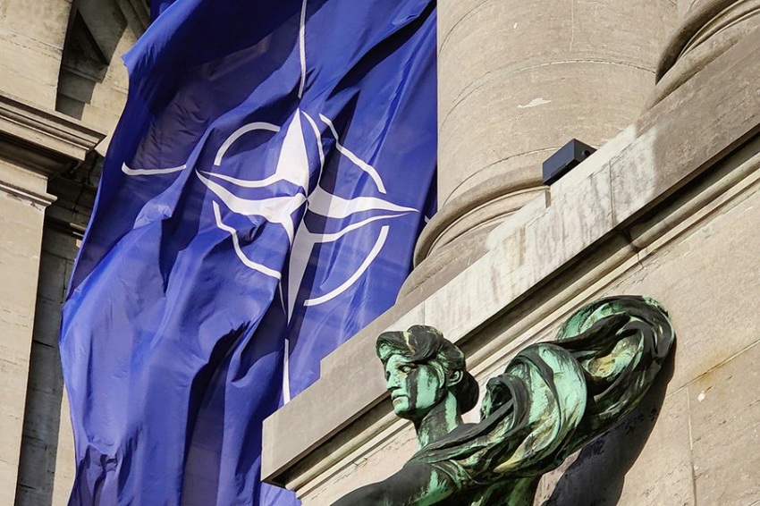 Столтенберг отверг идею сбивать российские самолеты в воздушном пространстве Украины