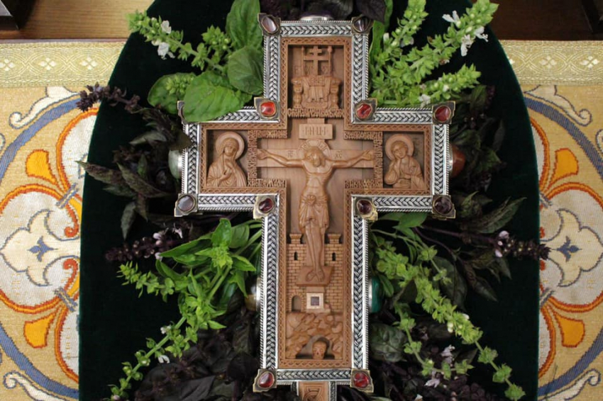 Православные миряне отмечают праздник происхождения честных древ Животворящего Креста Господня 14 августа 2024 года