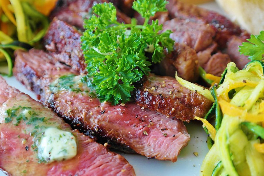 Названы продукты, отказ от которых улучшает здоровье женщин в менопаузе