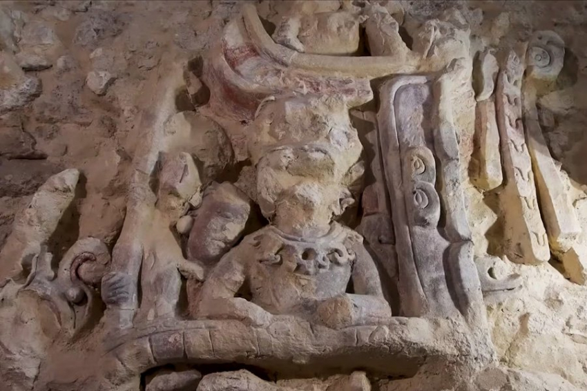 В Мексике найдены рельефы с изображением трех змеиных династий майя