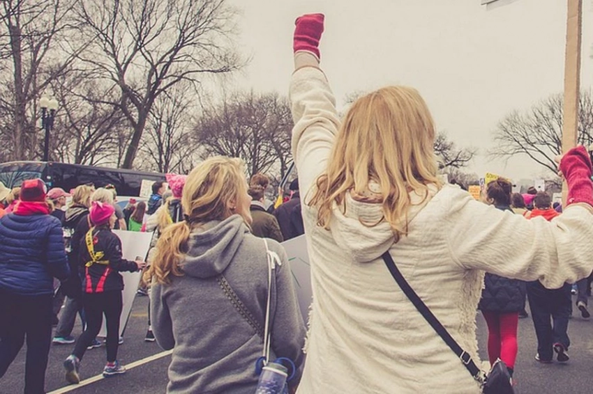 Женщины в Киеве вышли на митинг, требуя четких сроков службы для военнослужащих