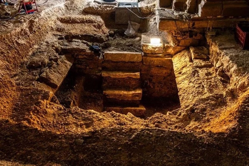 Под церковью во Франции обнаружены многовековые гробницы и саркофаги