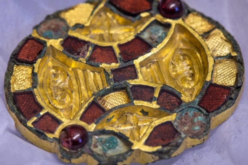 Изысканная золотая брошь VII века найдена в Германии